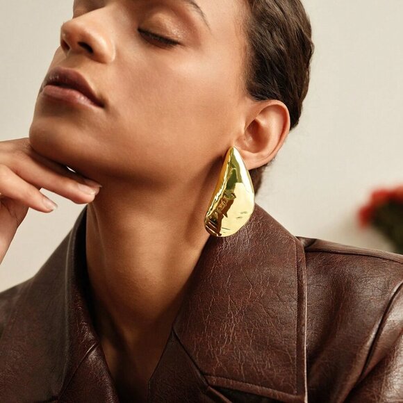 Gold Fashionable Women's Large Auricle Design Earrings - Picture 4 of 6